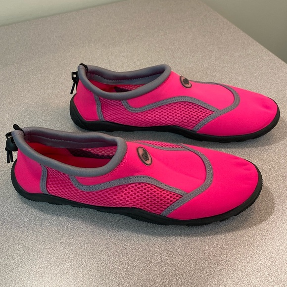 Kauai - hot pink water shoes. Size 8 - Picture 1 of 10